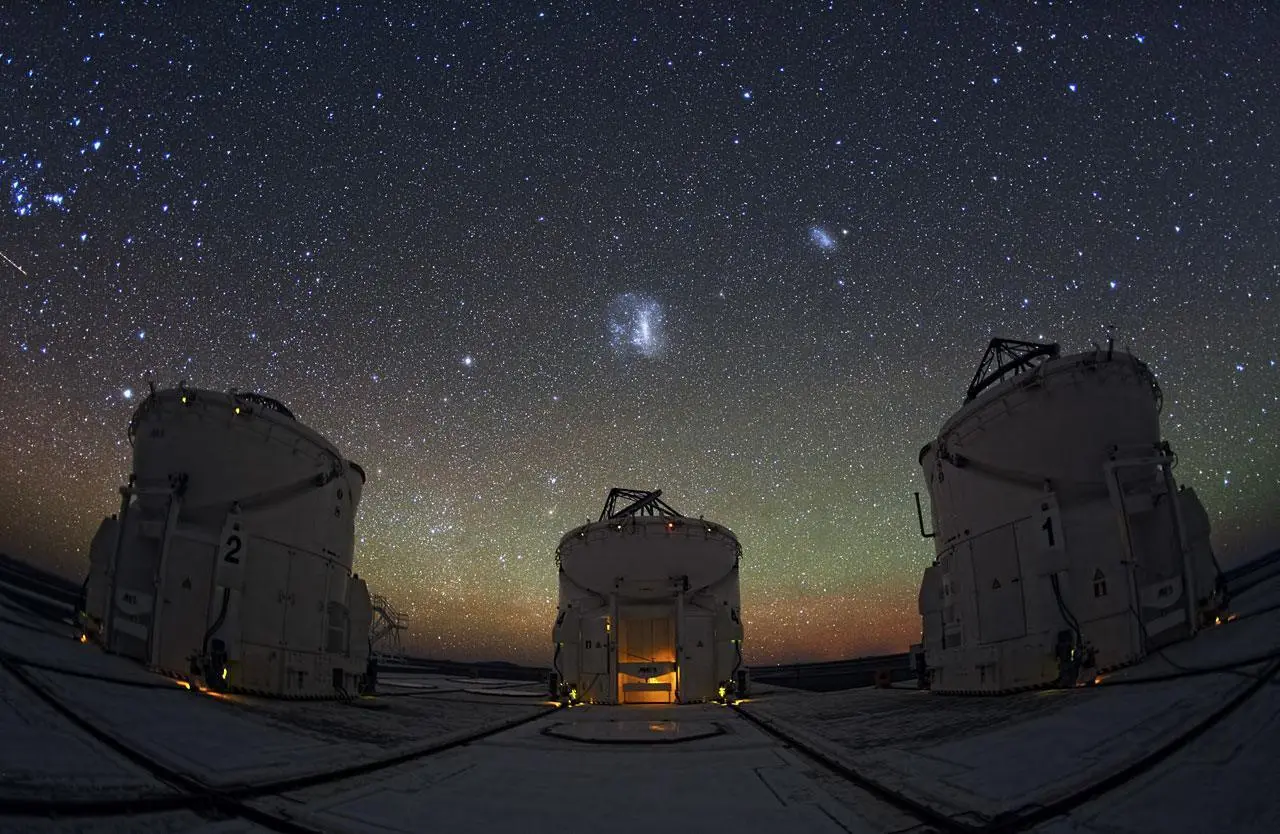 cosmosportal nachtelijke sterrenhemel boven observatorium telescoop