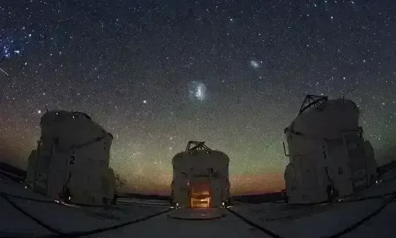 cosmosportal nachtelijke sterrenhemel boven observatorium telescoop